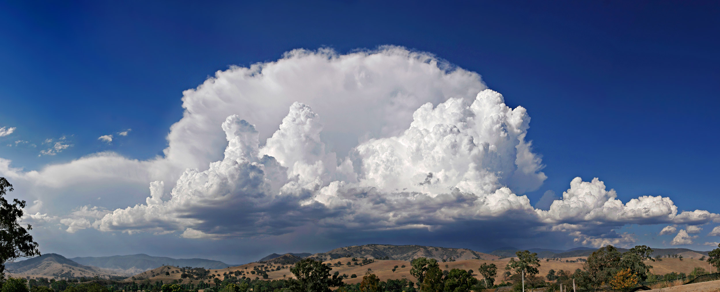 Example of Cumulonimbus cloud: inspiration on the left, plot example on the right (bound10all-ppmiweight-focall of stof). Picture by fir0002flagstaffotos [at] gmail.comCanon 20D + Canon 17-40mm f/4 L, GFDL 1.2, https://commons.wikimedia.org/w/index.php?curid=887553.