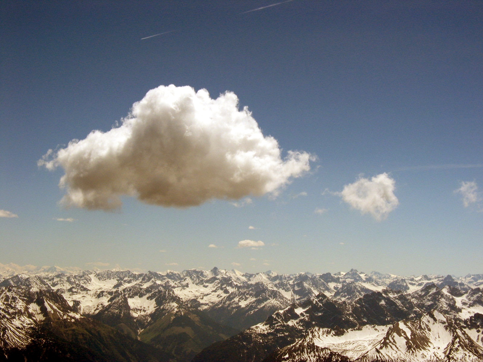 Example of Cumulus cloud: inspiration on the left, plot example on the right (nobound10lex-ppmiweight-focall of dof). Picture by Glg, edited by User:drini - photo taken by Glg, CC BY-SA 2.0 de, https://commons.wikimedia.org/w/index.php?curid=3443830.